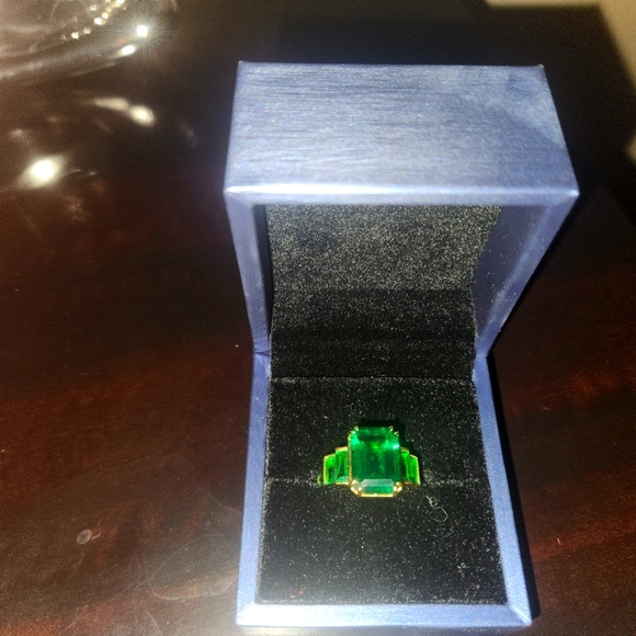 Jewelry - Green Saphire Ring